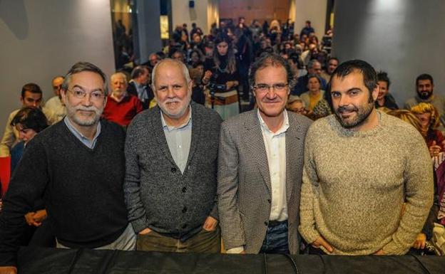 De izquierda a derecha Roberto Ontañón, Manuel González Morales, Pablo Arias y Diego Gárate, anoche en el Museo de Prehistoria. 