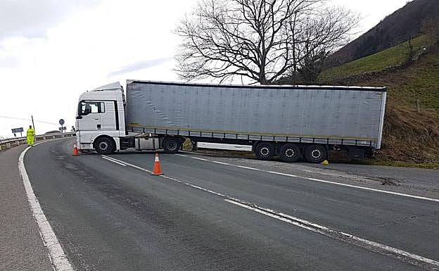 Un semáforo regula la circulación por un solo carril.