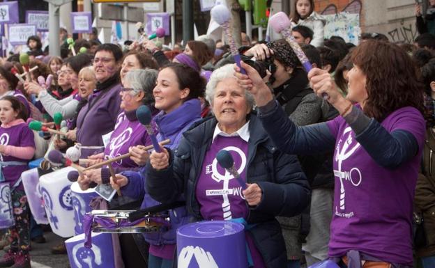 Varios miles de personas recorren el centro de Vigo en una manifestación convocada por Asemblea Galegas 8M.