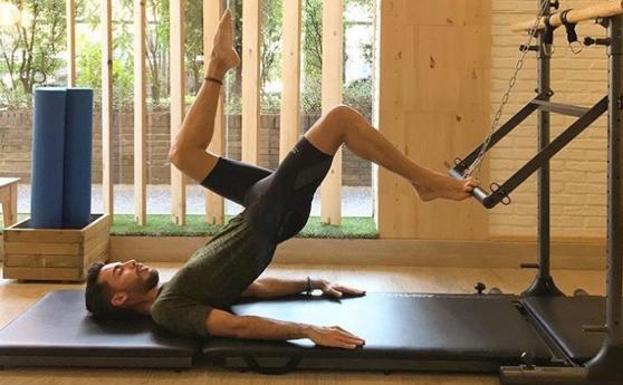 Un hombre practica pilates.