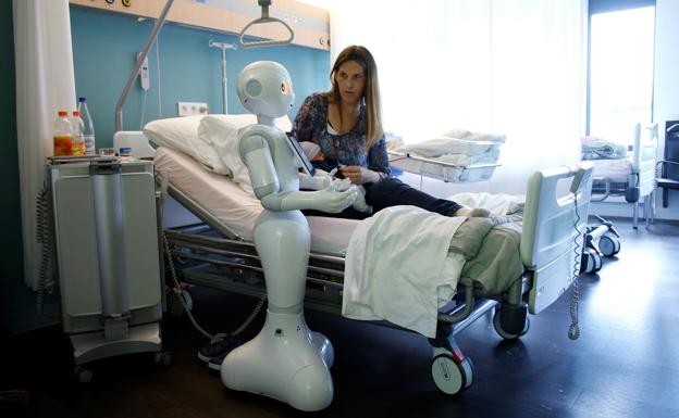 Los robots chinos se cuelgan la bata de médico