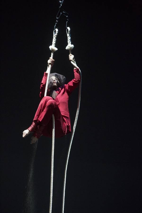 Revilla y Díaz Tezanos han participado en el acto central por el Día Internacional de la Mujer organizado por el Gobierno regiona en el Palacio de Festivales que, ha incluido actuaciones teatrales, de danza contemporánea, monólogos y vídeos conmemorativos.