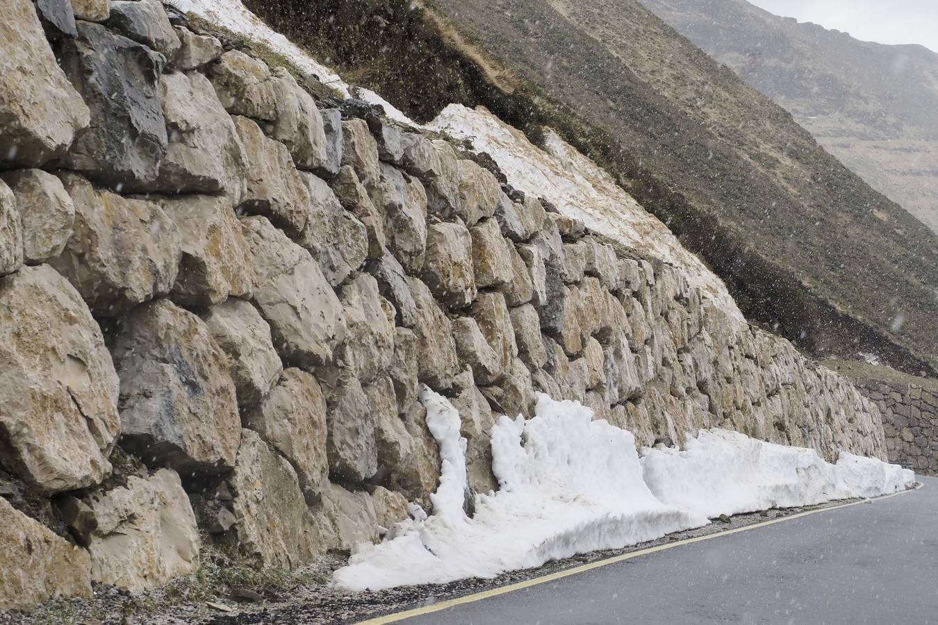 Los temporales de invierno han transformado los valles pasiegos, que han recuperado el vivo verde que los caracteriza, y en los que la nieve todavía mantiene cerrado el puerto de Lunada. 