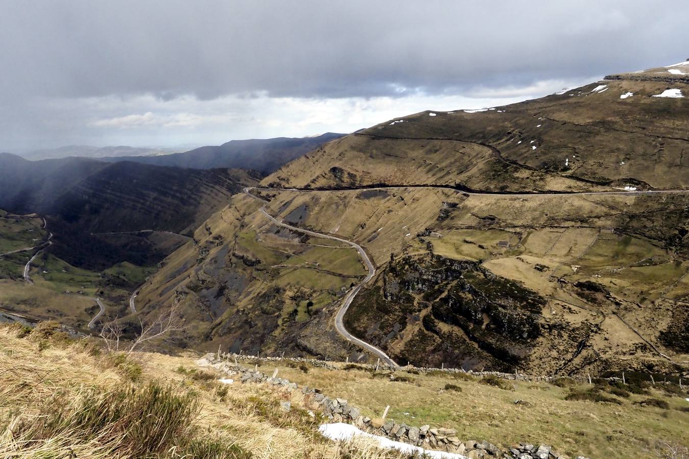 Los temporales de invierno han transformado los valles pasiegos, que han recuperado el vivo verde que los caracteriza, y en los que la nieve todavía mantiene cerrado el puerto de Lunada. 