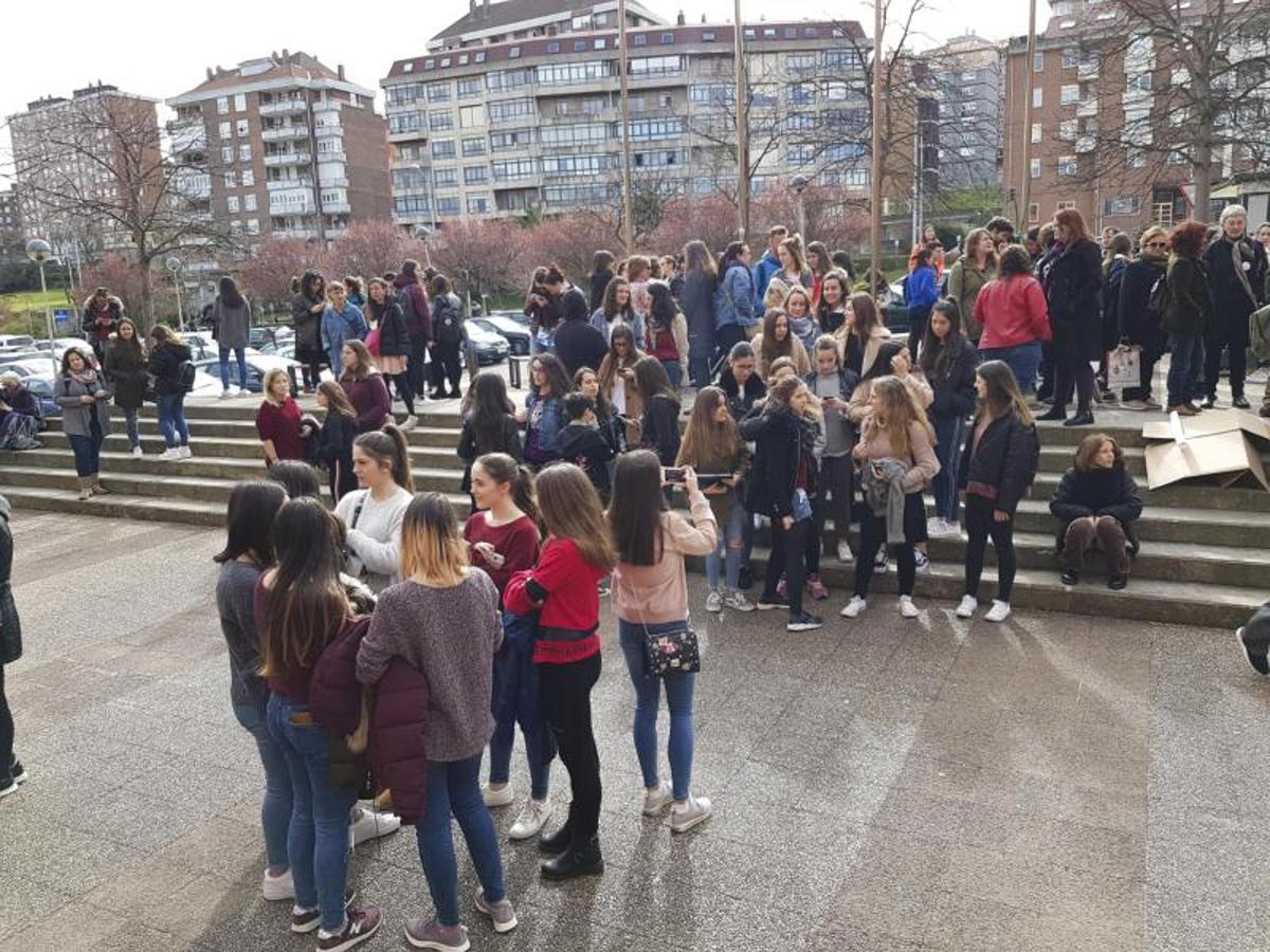 Concentración en la Universidad de Cantabria.