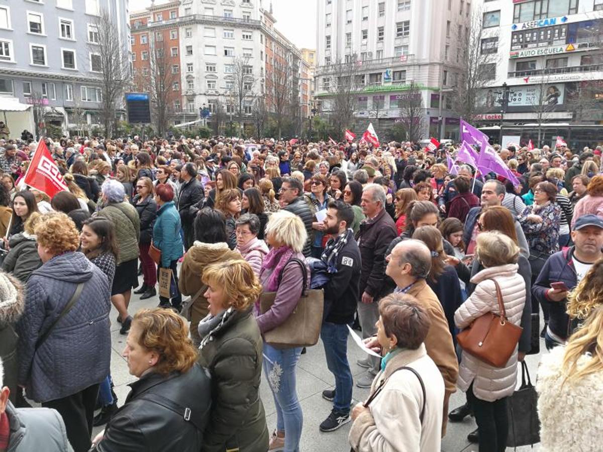 Concentración en la plaza del Ayuntamiento de Santander.