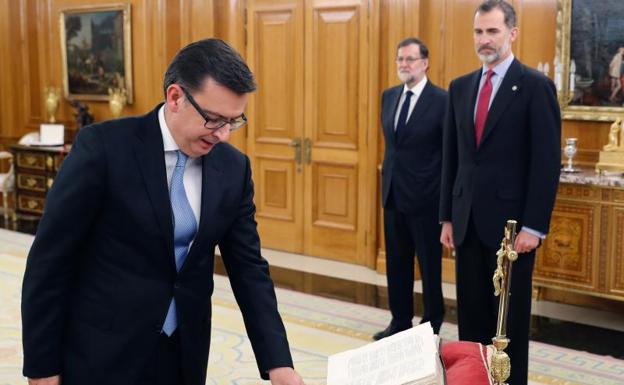 Escolano jura su cargo ante Felipe VI en el Palacio de la Zarzuela.