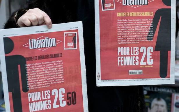 Una mujer sostiene las dos portadas diferentes de 'Liberation'. 
