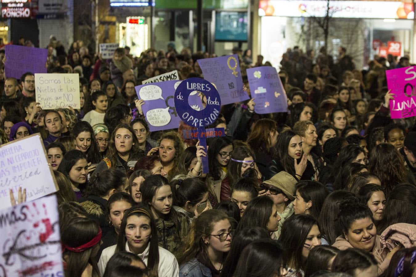 22.000 personas salieron a la calle en la capital para reivindicar los derechos de las mujeres en una movilización histórica en la ciudad