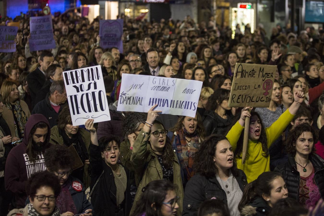 22.000 personas salieron a la calle en la capital para reivindicar los derechos de las mujeres en una movilización histórica en la ciudad