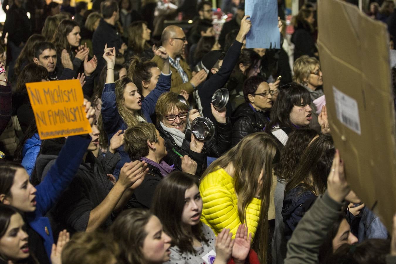 22.000 personas salieron a la calle en la capital para reivindicar los derechos de las mujeres en una movilización histórica en la ciudad