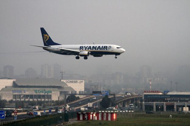 Un avión de Ryanair aterriza en el aeropuerto Seve Ballesteros.