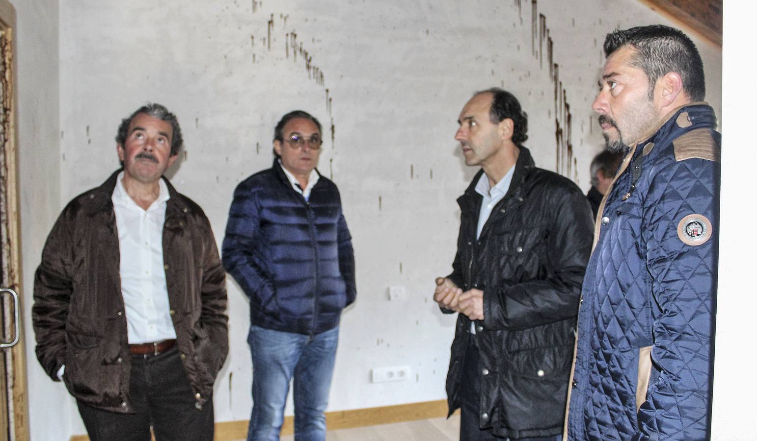 Martínez Penagos, a la izquierda de la imagen, el pasado año, cuando un grupo de desconocidos provocaron desperfectos en su casa.