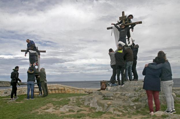 Momento en el que bajan de la cruz a Jesucristo y a uno de los ladrones. 