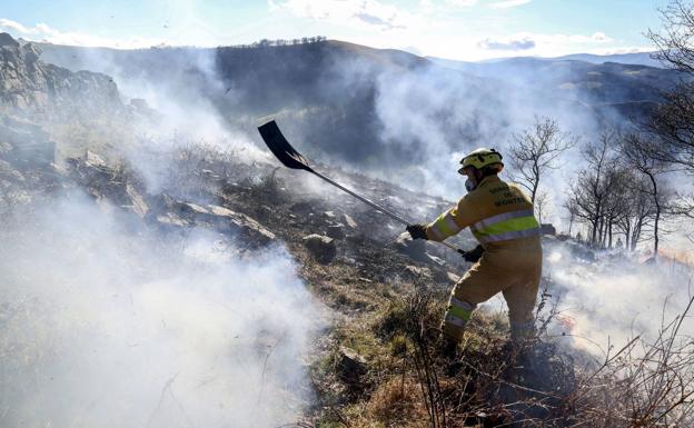 La lluvia ayuda en la extinción de los nueve incendios activos en Cantabria