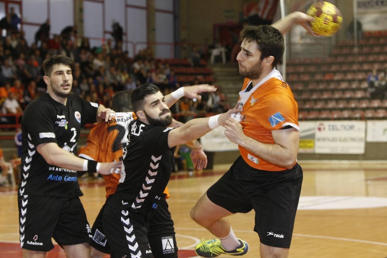 Fotos: Tablas entre Torrelavega (26-26) el derbi del balonmano cántabro