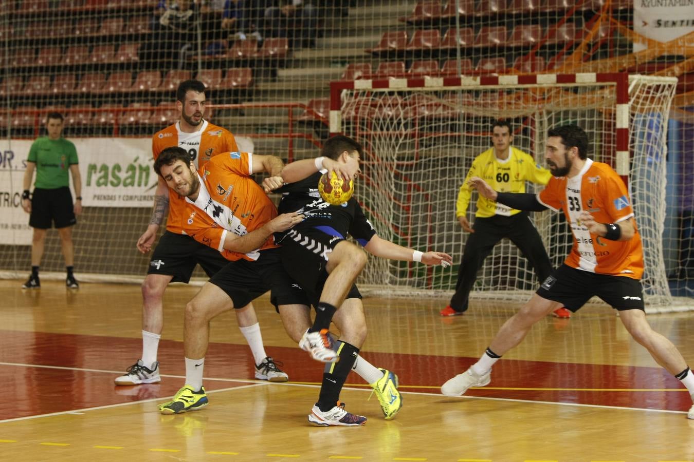 Fotos: Tablas entre Torrelavega (26-26) el derbi del balonmano cántabro