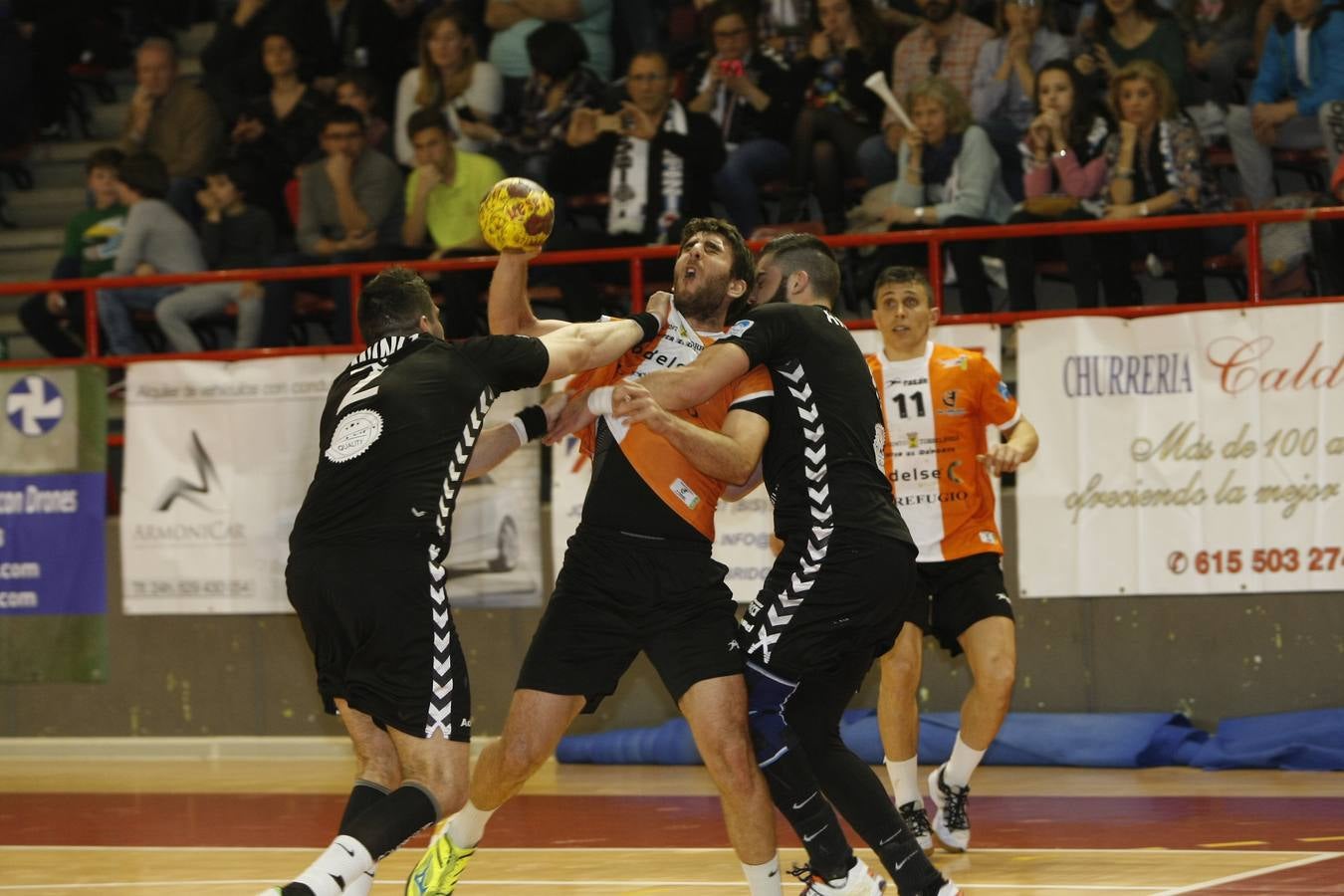 Fotos: Tablas entre Torrelavega (26-26) el derbi del balonmano cántabro