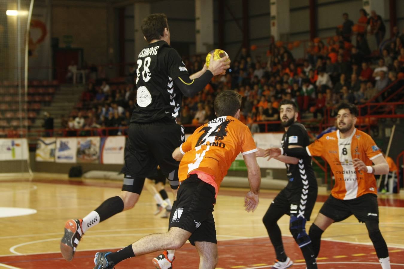 Fotos: Tablas entre Torrelavega (26-26) el derbi del balonmano cántabro