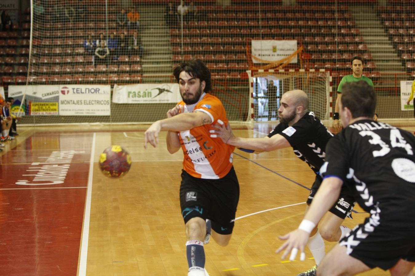 Fotos: Tablas entre Torrelavega (26-26) el derbi del balonmano cántabro