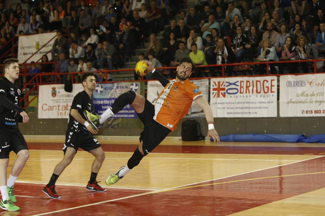 Fotos: Tablas entre Torrelavega (26-26) el derbi del balonmano cántabro