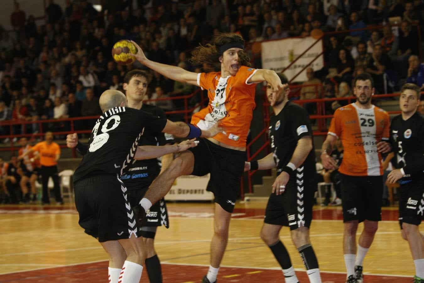 Fotos: Tablas entre Torrelavega (26-26) el derbi del balonmano cántabro