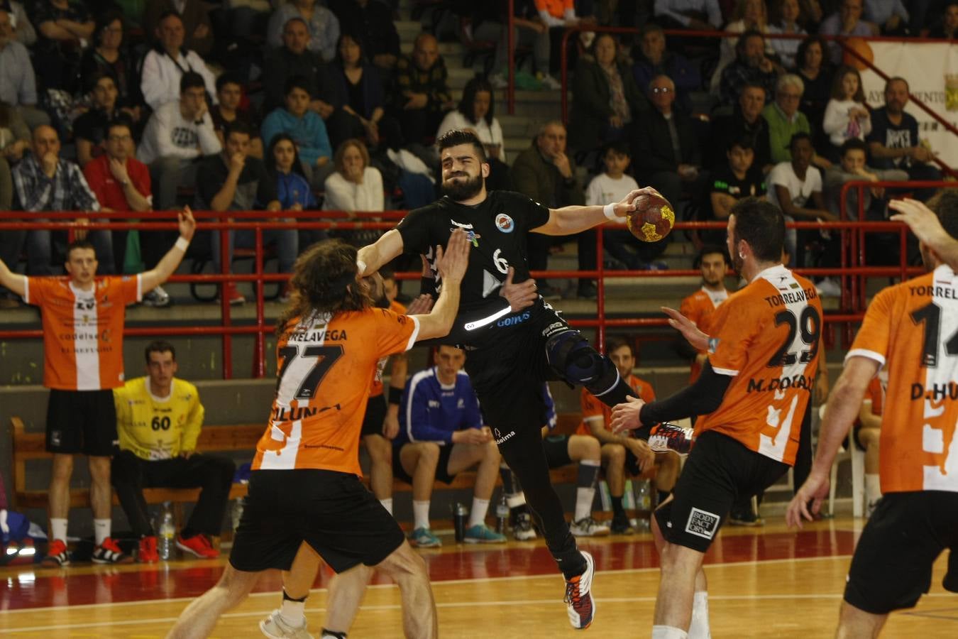 Fotos: Tablas entre Torrelavega (26-26) el derbi del balonmano cántabro