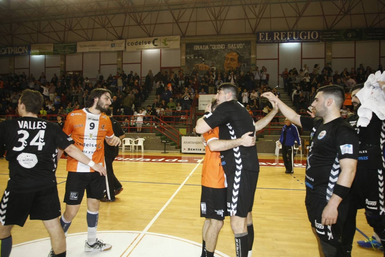 Fotos: Tablas entre Torrelavega (26-26) el derbi del balonmano cántabro