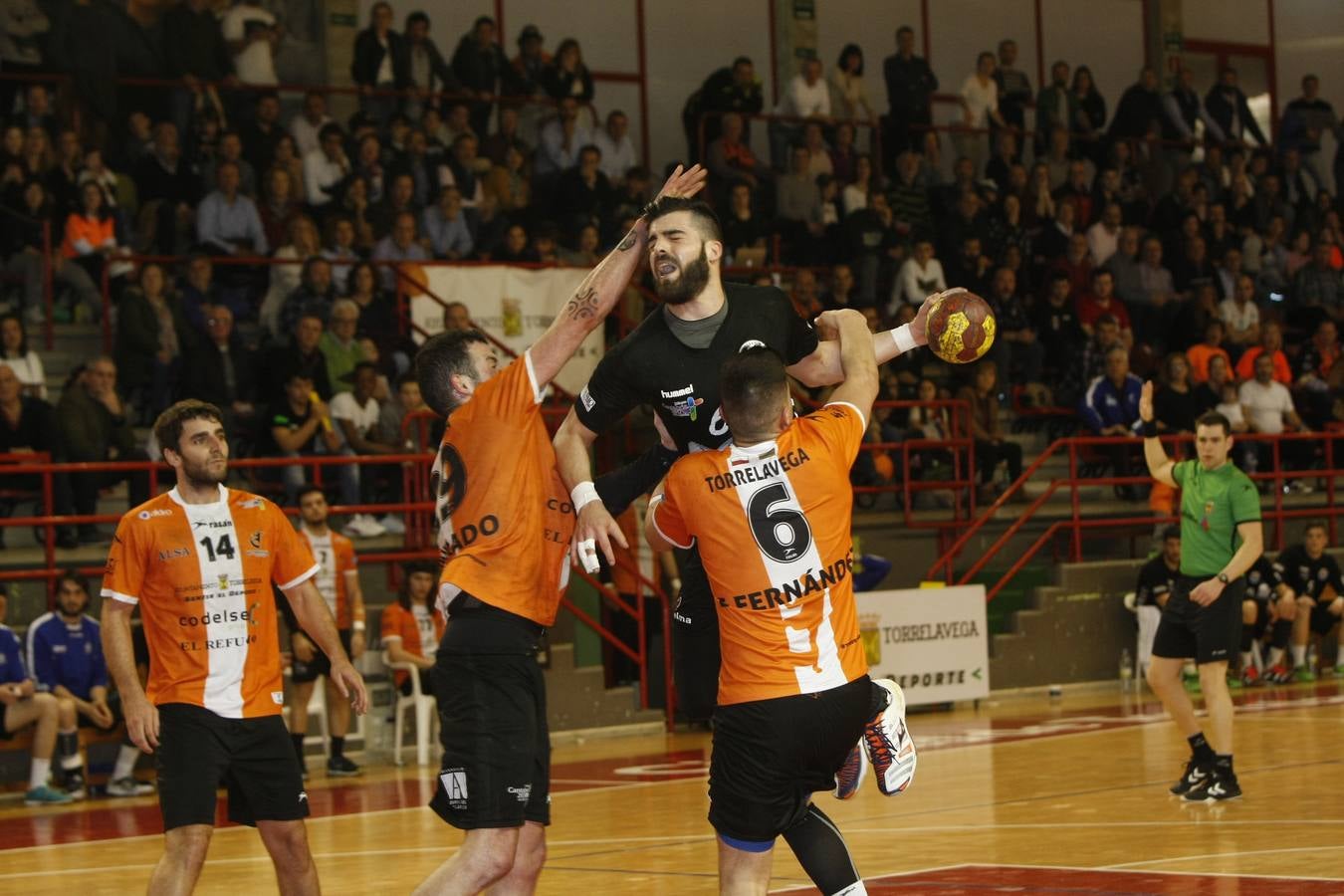 Fotos: Tablas entre Torrelavega (26-26) el derbi del balonmano cántabro