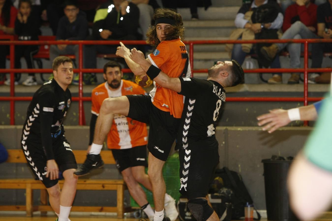 Fotos: Tablas entre Torrelavega (26-26) el derbi del balonmano cántabro