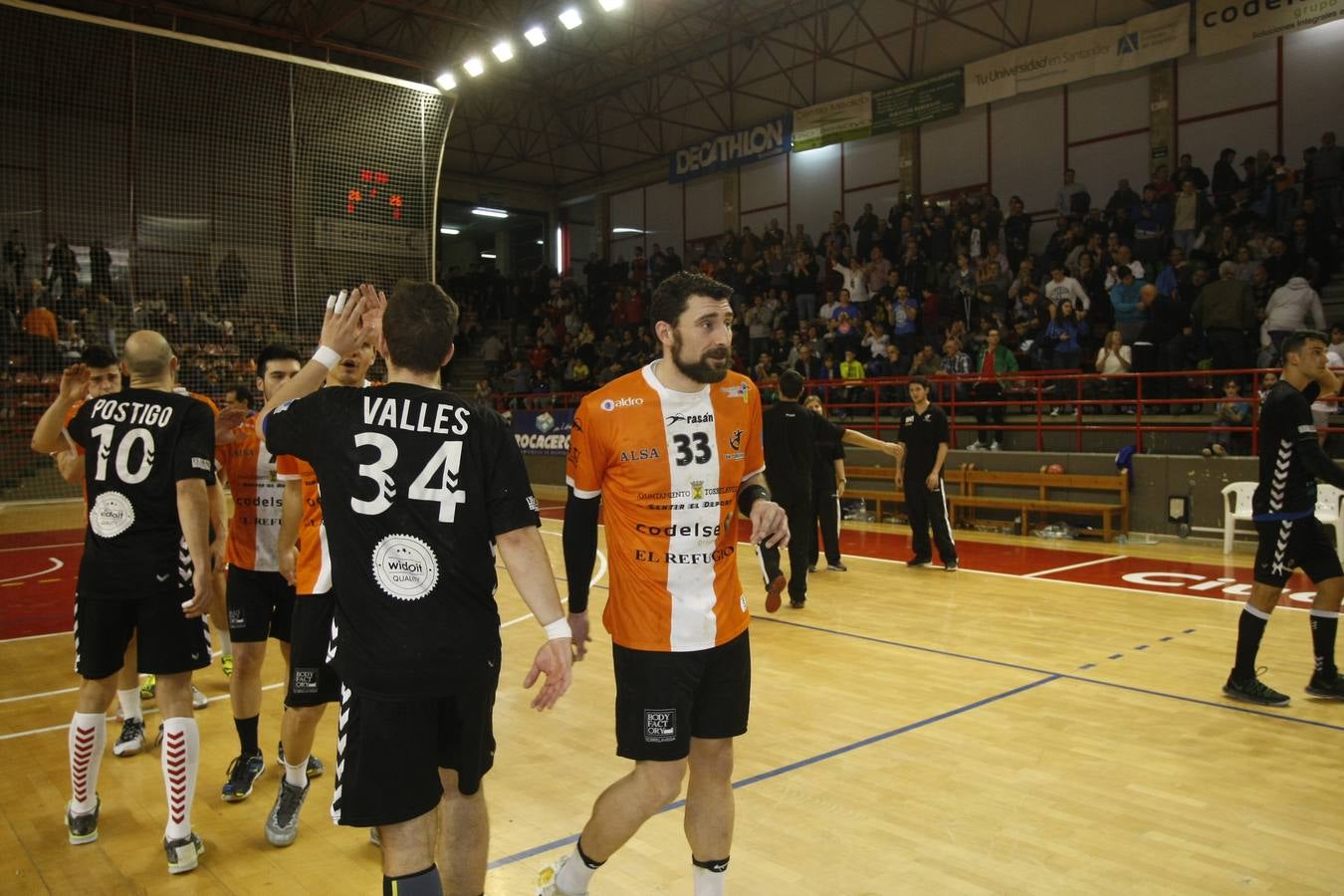 Fotos: Tablas entre Torrelavega (26-26) el derbi del balonmano cántabro