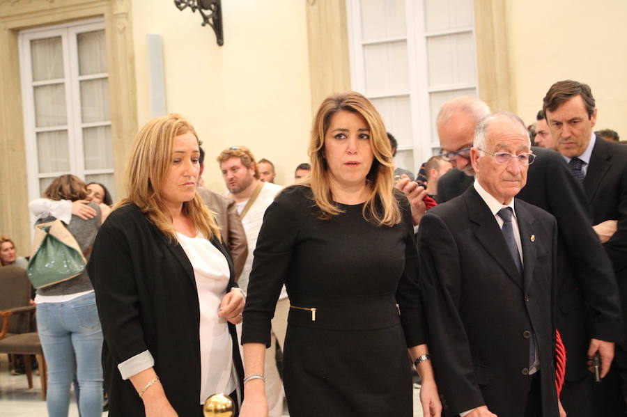 La capilla ardiente de Gabriel Cruz, instalada en el Palacio Provincial de la Diputación de Almería, ha abierto esta tarde sus puertas para que todo aquel que lo desee pueda acompañar a la familia del pequeño, cuyo cadáver fue hallado ayer en el maletero del vehículo de la pareja de su padre.