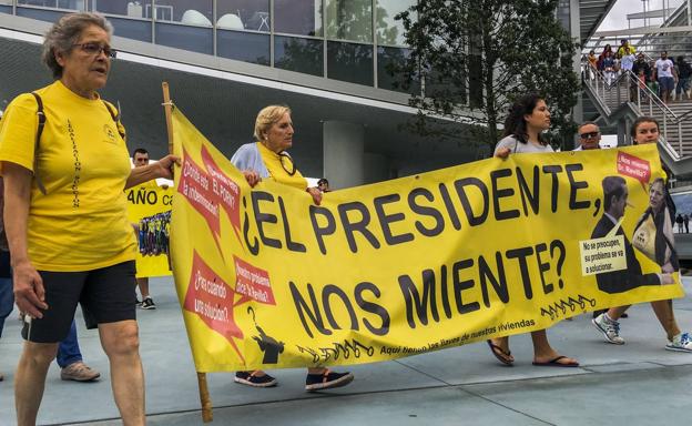 Afectados por derribos en Cantabria en la manifestación ayer frente al Centro Botín en Santander en julio del pasado año.