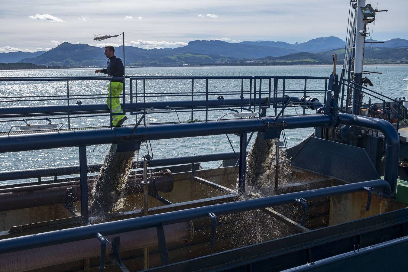 Fotos: Ha comenzado el dragado de la bahía de Santoña