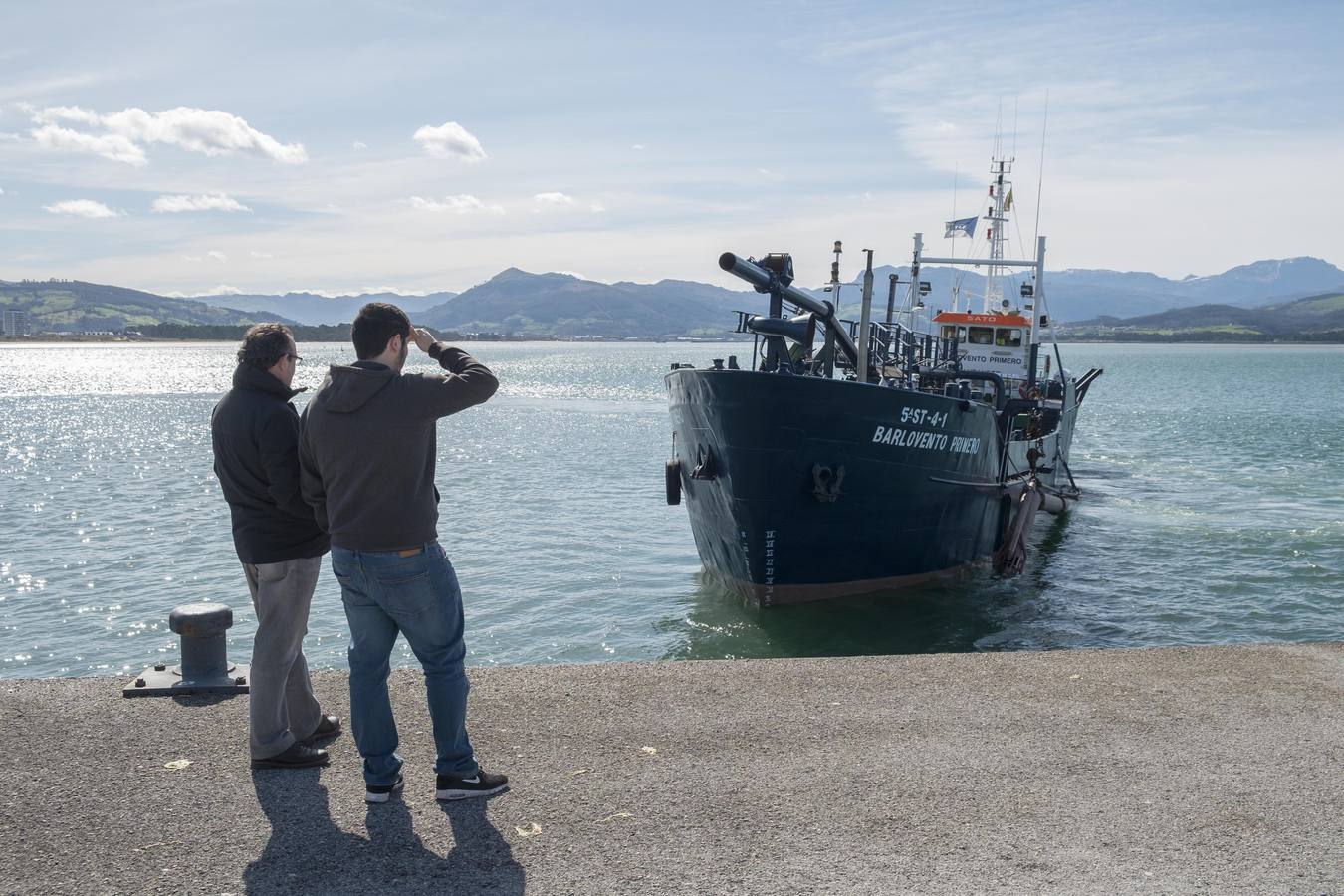 Fotos: Ha comenzado el dragado de la bahía de Santoña