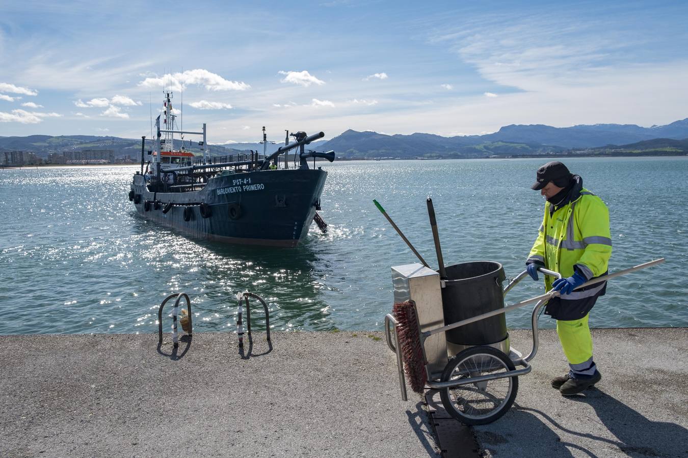 Fotos: Ha comenzado el dragado de la bahía de Santoña