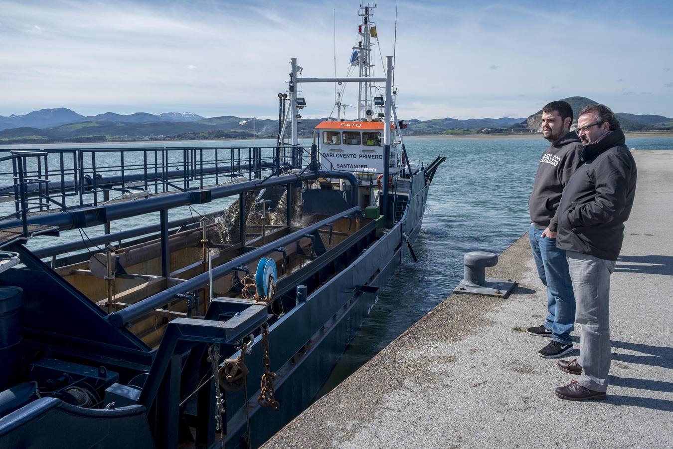 Fotos: Ha comenzado el dragado de la bahía de Santoña