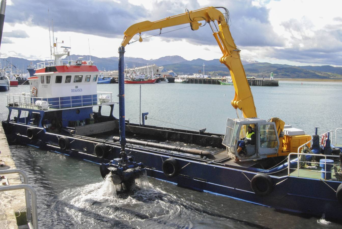 Fotos: Ha comenzado el dragado de la bahía de Santoña