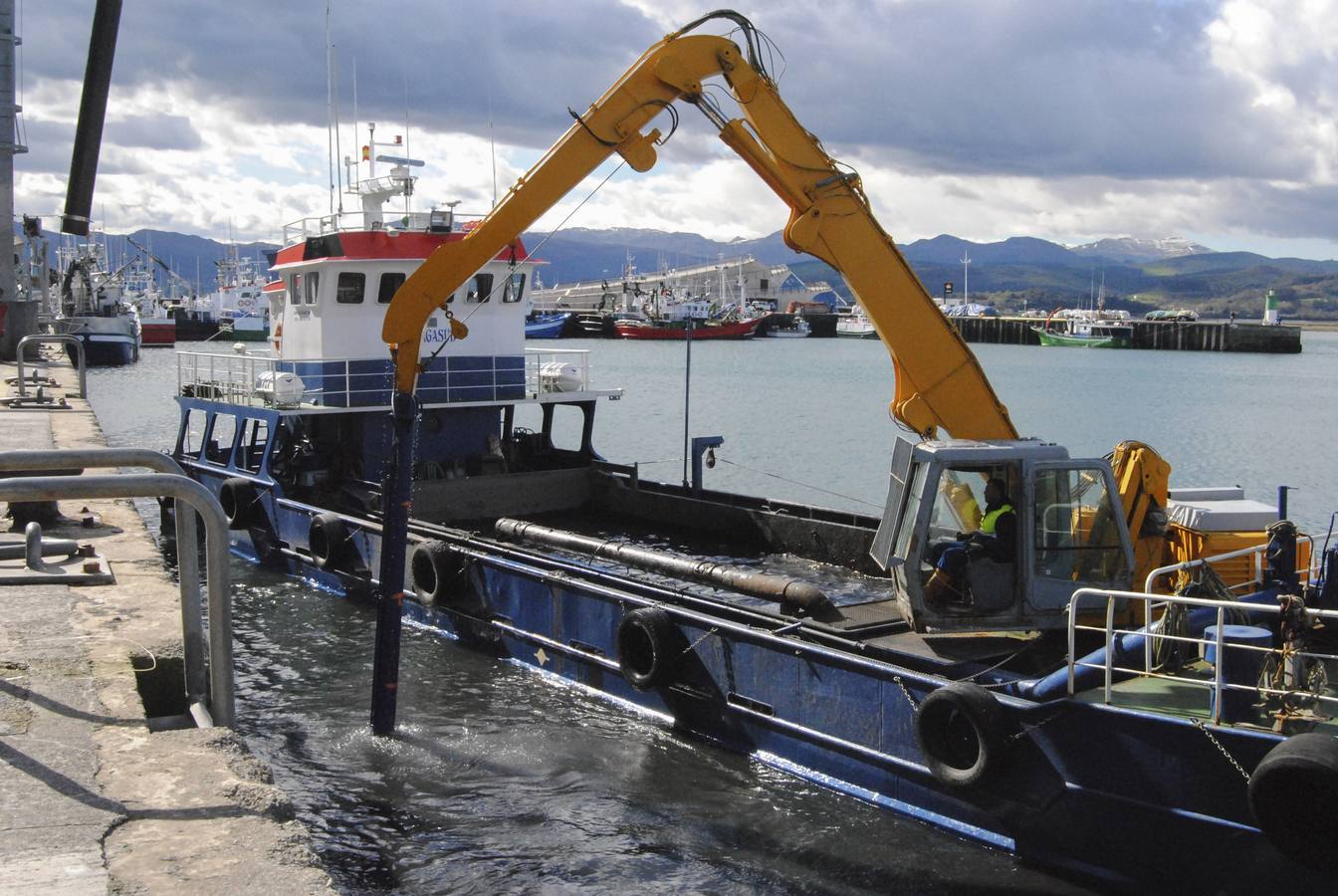Fotos: Ha comenzado el dragado de la bahía de Santoña