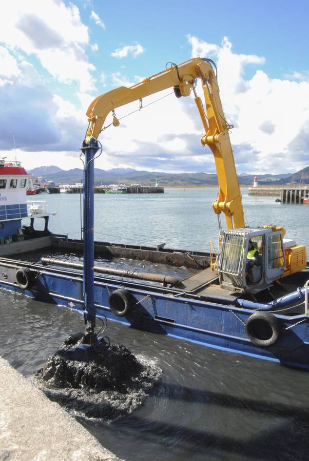 Fotos: Ha comenzado el dragado de la bahía de Santoña