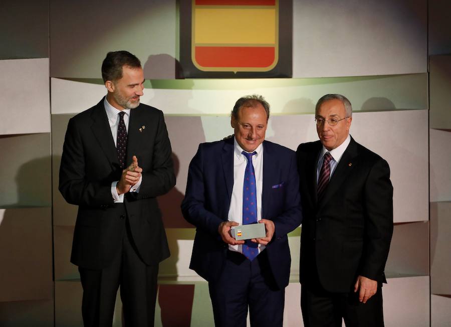 El rey Felipe VI, junto al presidente del COE, Alejandro Blanco, entregan al atleta Fermín Cacho uno de los galardones otorgados en la XII edición de la Gala Anual del Comité Olímpico Español celebrada en Madrid. 