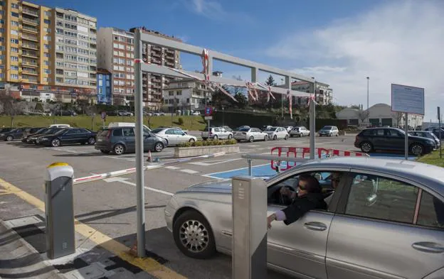 La entrada al aparcamiento más amplio cuenta ahora con una barrera y un arco. :
