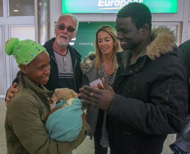 La joven Djenabu, con Montaca en brazos, el día que llegó a Santander, en diciembre.