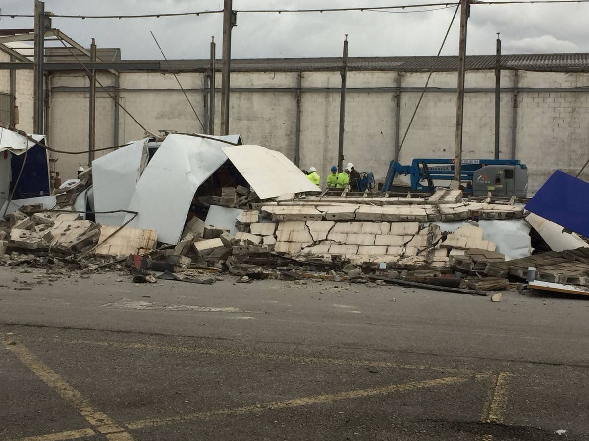 Fotos: El viento derriba una nave en Raos