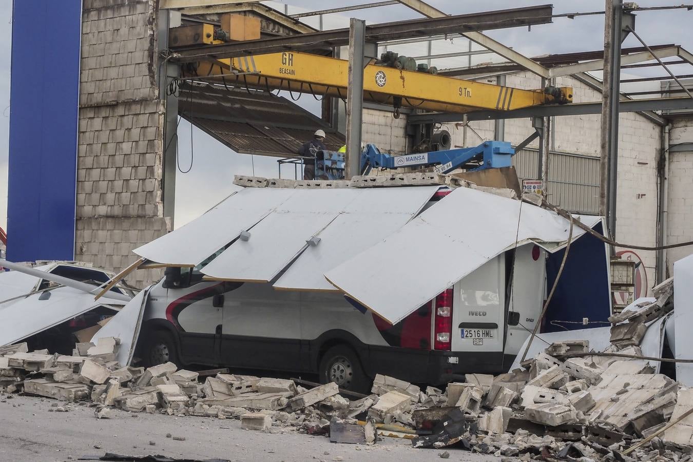 Fotos: El viento derriba una nave en Raos