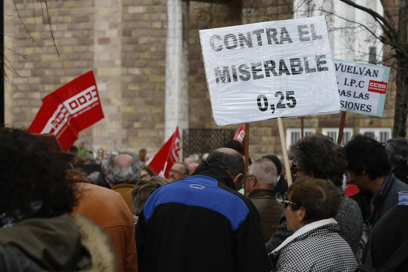 La movilización se ha desarrollado en la plaza Baldomero Iglesias, donde los concentrados han coreado diversas consignas alusivas a la campaña y se ha organizado una hoguera donde los jubilados han quemado las cartas remitidas por el Gobierno informándoles sobre la subida de las pensiones para este año.