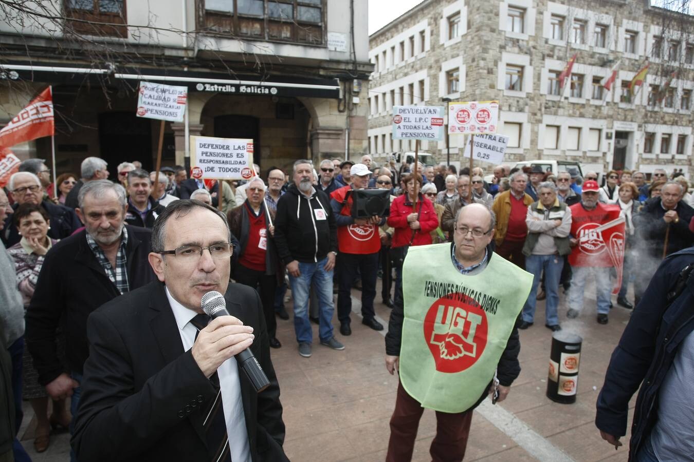 La movilización se ha desarrollado en la plaza Baldomero Iglesias, donde los concentrados han coreado diversas consignas alusivas a la campaña y se ha organizado una hoguera donde los jubilados han quemado las cartas remitidas por el Gobierno informándoles sobre la subida de las pensiones para este año.