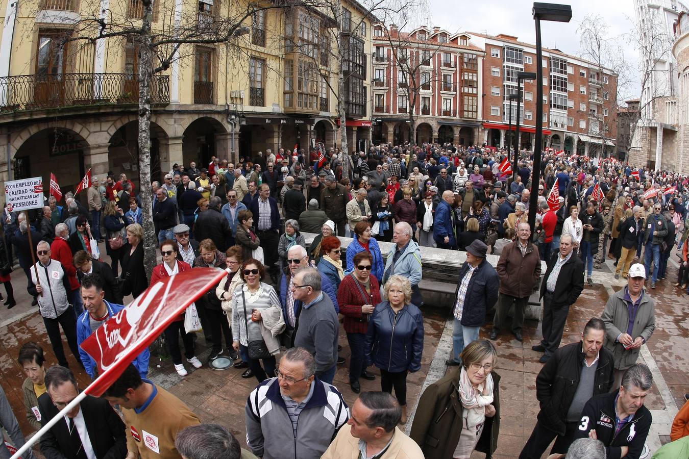 La movilización se ha desarrollado en la plaza Baldomero Iglesias, donde los concentrados han coreado diversas consignas alusivas a la campaña y se ha organizado una hoguera donde los jubilados han quemado las cartas remitidas por el Gobierno informándoles sobre la subida de las pensiones para este año.