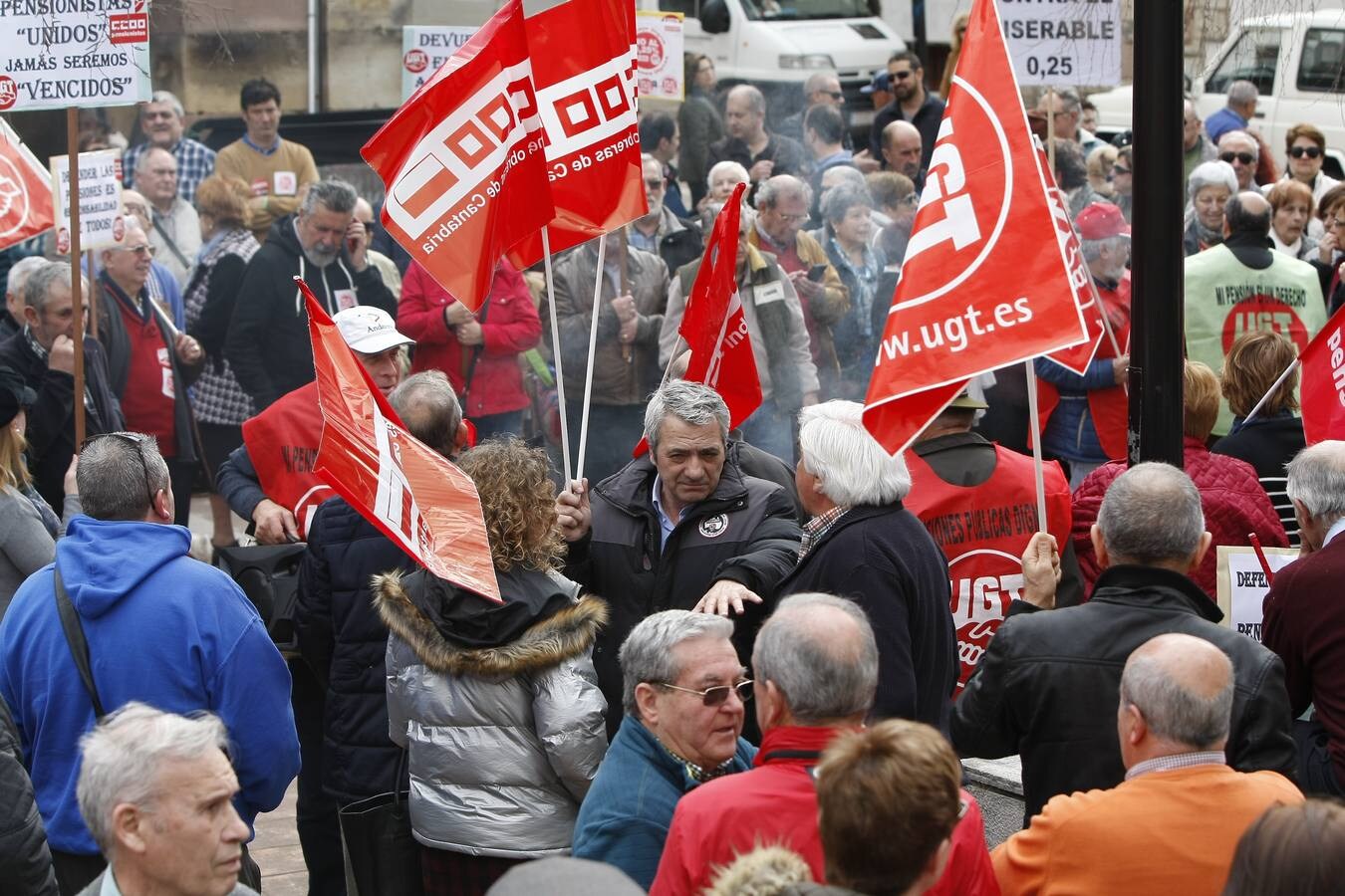 La movilización se ha desarrollado en la plaza Baldomero Iglesias, donde los concentrados han coreado diversas consignas alusivas a la campaña y se ha organizado una hoguera donde los jubilados han quemado las cartas remitidas por el Gobierno informándoles sobre la subida de las pensiones para este año.