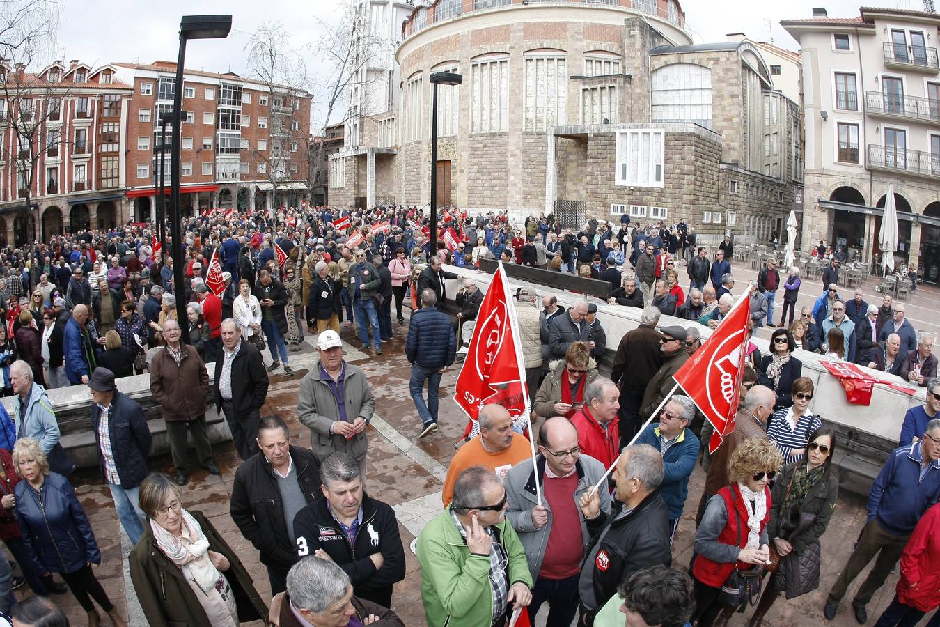 La movilización se ha desarrollado en la plaza Baldomero Iglesias, donde los concentrados han coreado diversas consignas alusivas a la campaña y se ha organizado una hoguera donde los jubilados han quemado las cartas remitidas por el Gobierno informándoles sobre la subida de las pensiones para este año.